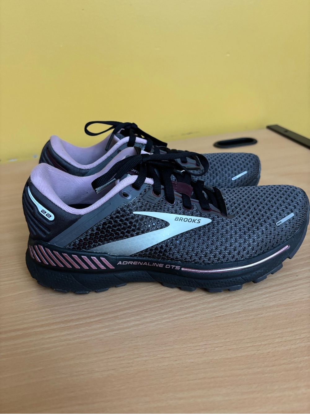 Brooks Adrenaline  22 Women's Running Sneakers - Gray & Pink Accent